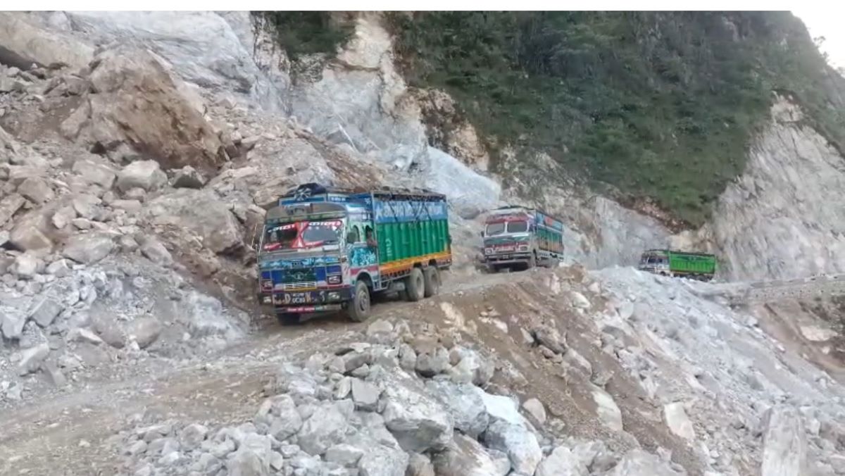 सम्झौता गरी काम नगरेर अलपत्र पारिएका सडकका २५ रुग्ण ठेक्का तोडियो