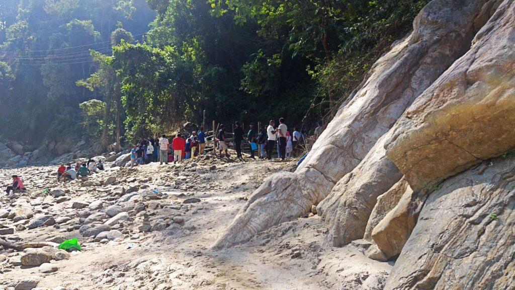 इलाम राजदूवालीमा ‘अद्भूत घट्ना’ : ‘शिला’ हेर्नकै लागि मानिसहरु ओइरिए