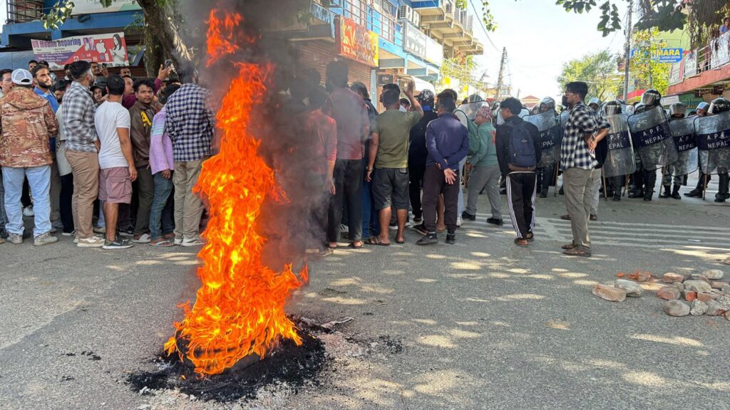 झडपपछि सिमरामा सडक खाली गर्न प्रहरीको चेतावनी, साढे १२ बजेदेखि कफ्र्यू