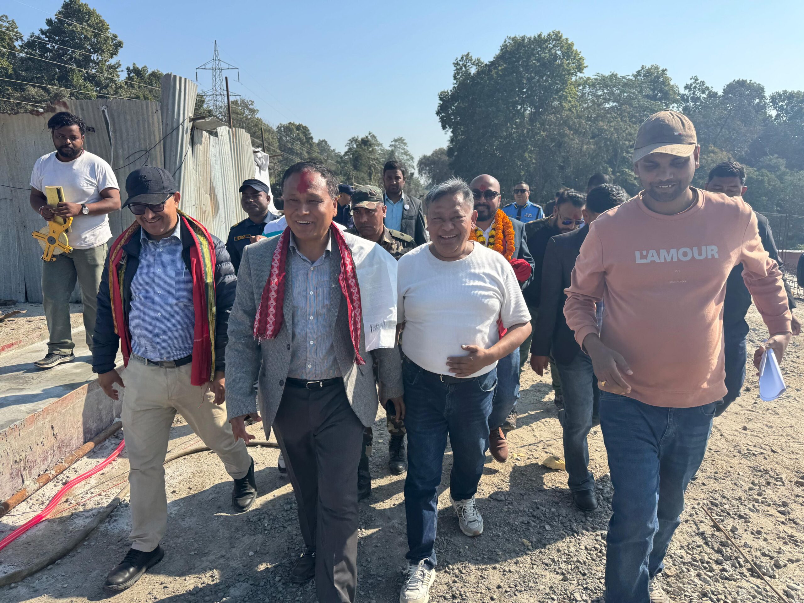 निर्माण व्यवसायीकै अध्यक्षको कम्पनीले समयकै काम नसकेपछि मन्त्री घिसिङ अनुगमनमा