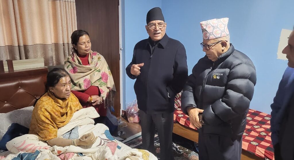 झलनाथ खनालकी पत्नीको स्वास्थ्य बुझ्न प्रचण्ड र माधवकुमार नेपाल डल्लु पुगे