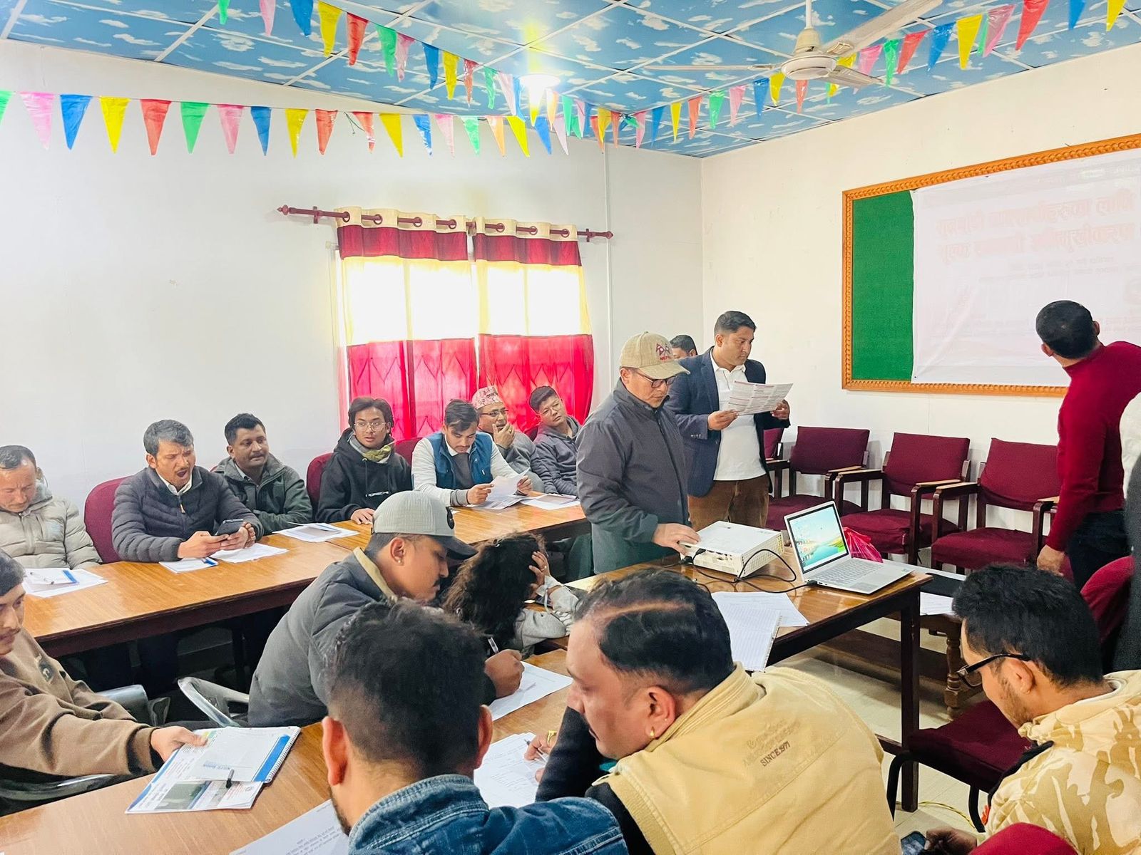 संखुवासभाका सुनचाँदी व्यवसायीहरुलाई २ प्रतिशत विलासिता कर अभिमुखीकरण तालिम प्रदान
