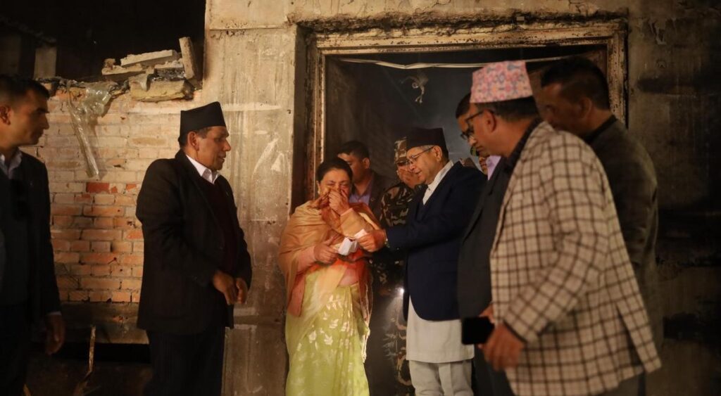 जेन-जी आन्दोलनमा क्षतिग्रस्त संसद भवन अवलोकनमा पुगिन् पूर्वराष्ट्रपति भण्डारी
