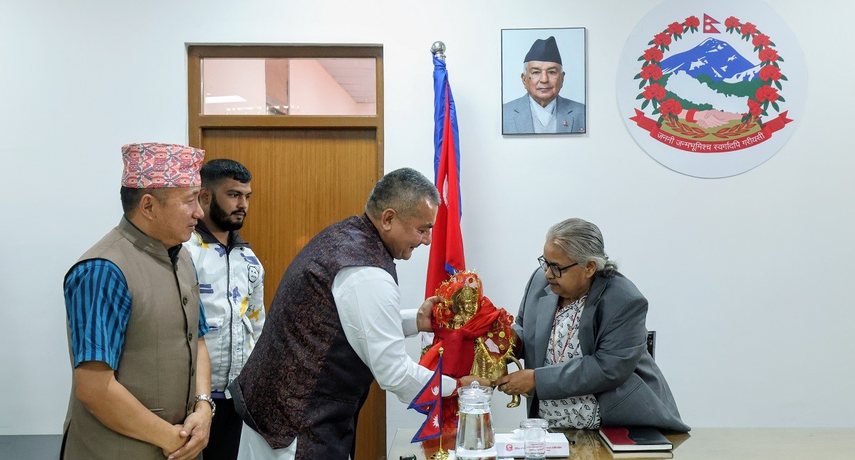 प्रधानमन्त्रीसँगको भेटमा दुर्गा प्रसाईँले भने – ‘यो व्यवस्थाबारे जनमत संग्रहमा जाऊँ’