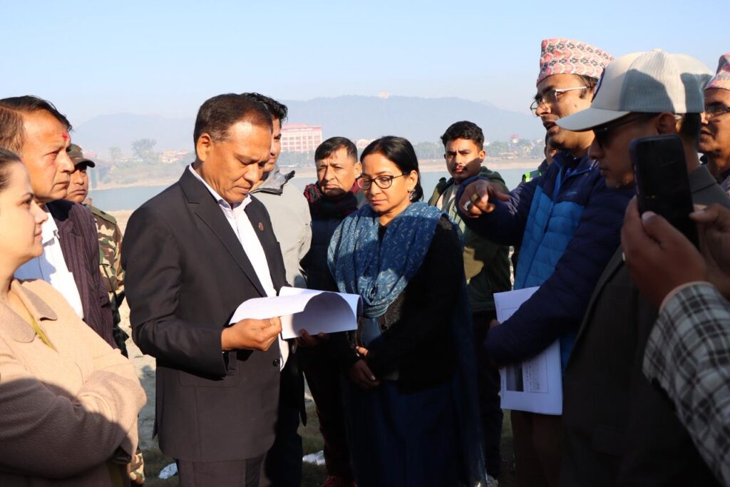 मन्त्री घिसिङले गरे नारायणी नदीमा निर्माण सुरु भएको सिग्नेचर ब्रीजको निरीक्षण