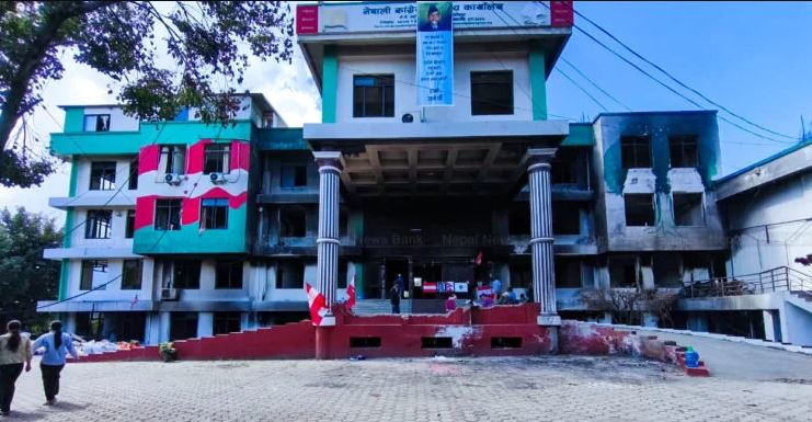 जेनजी आन्दोलनका क्रममा आगजनी भएका पार्टी कार्यालय अनुगमन गर्दै सरकारी टोली