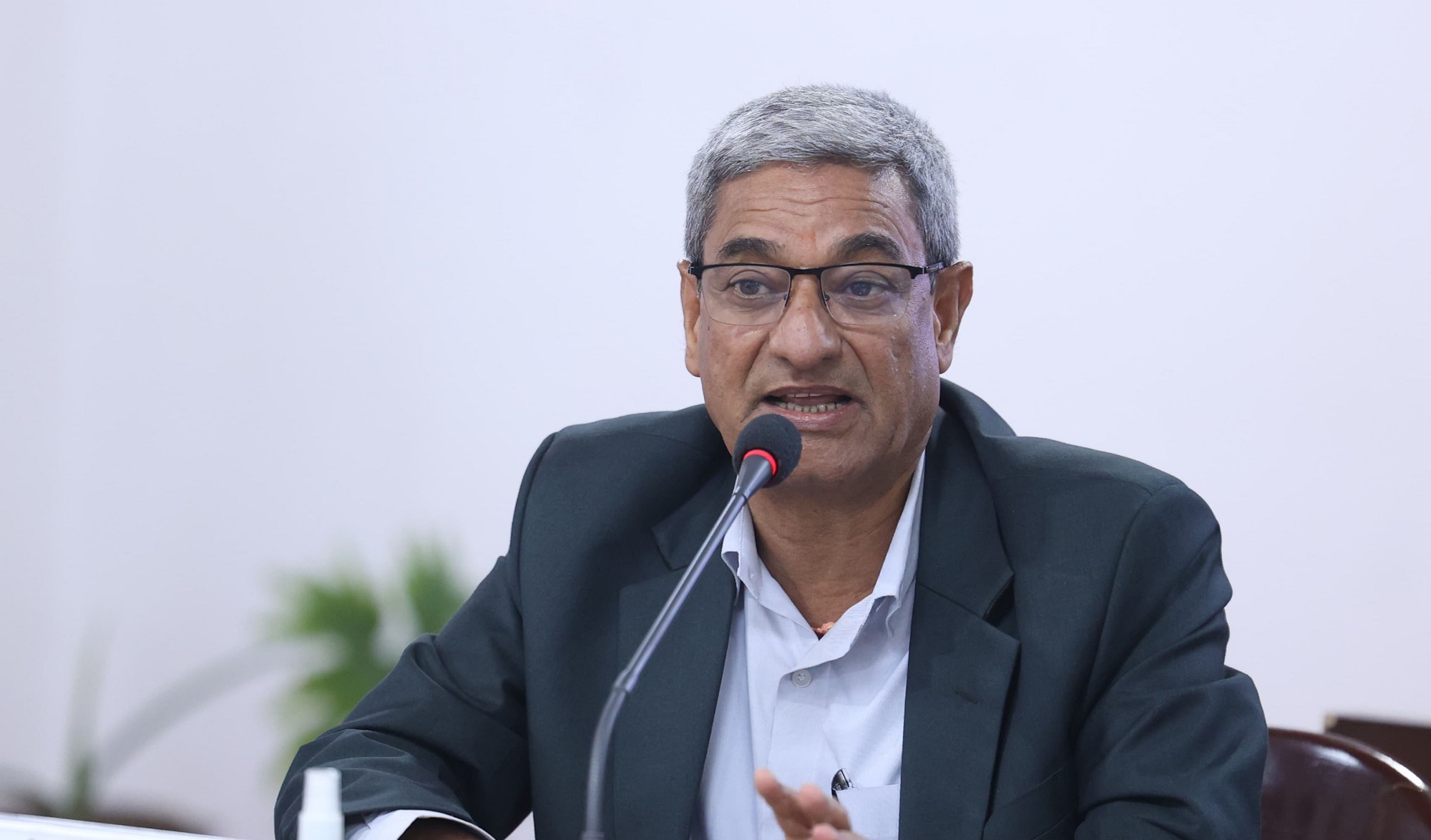 बयान दिन जाँचबुझ आयोग जाँदै पूर्वगृहमन्त्री लेखक