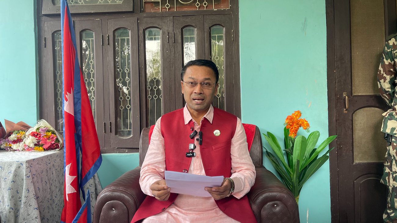 राजीनामा दिँदै मधेशका मुख्यमन्त्री यादव