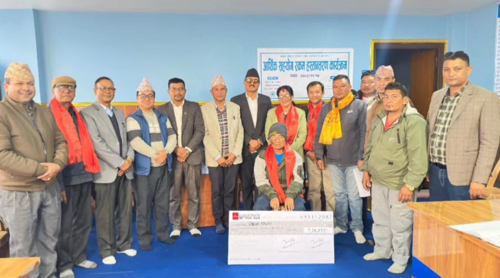 साउदीबाट क्यान्सर पीडित भएर स्वदेश फर्किएका खत्रीलाई खोटाङ सेवा समाजको सहयोग