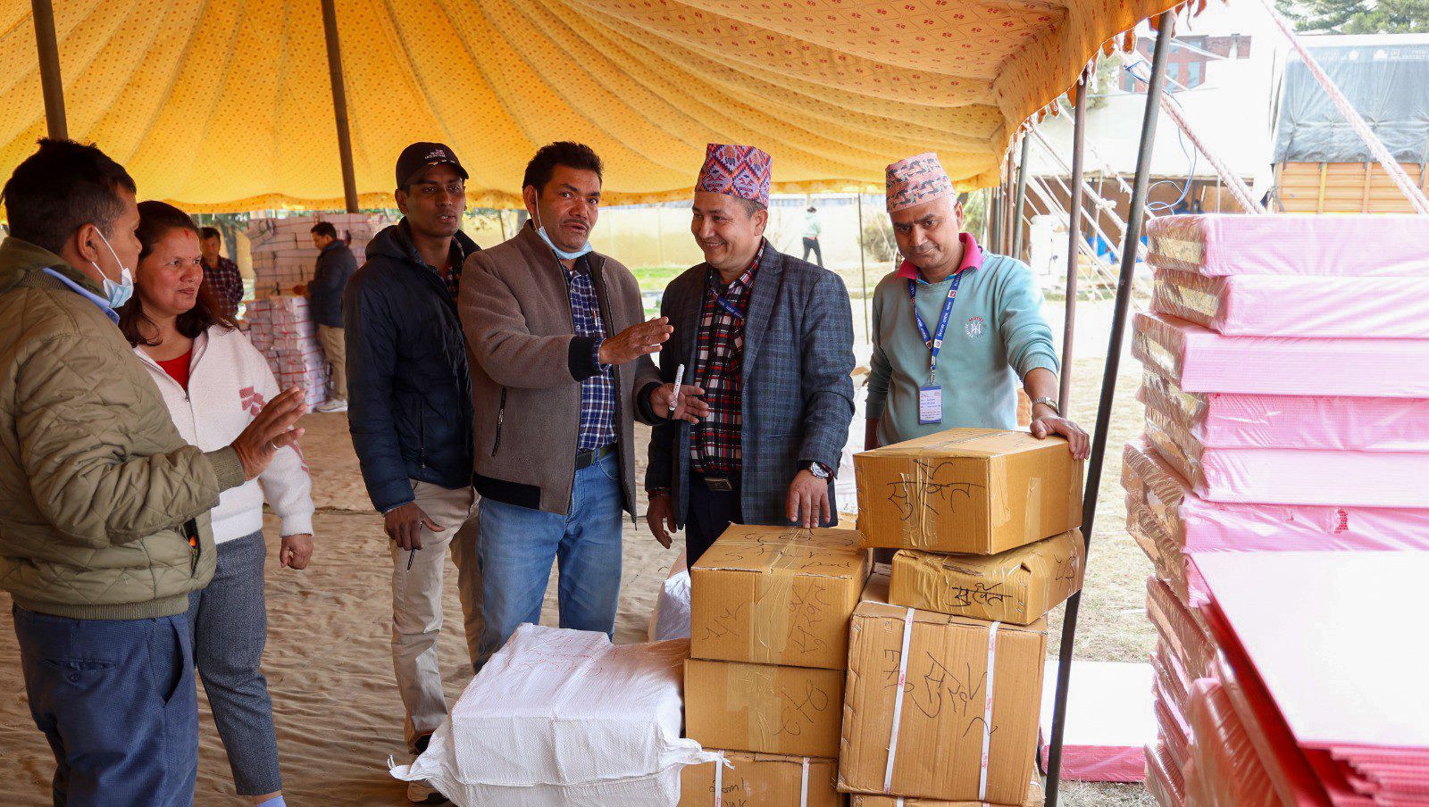 निर्वाचन सामग्रीहरू विभिन्न जिल्लामा पठाइँदै (तस्वीरहरु)