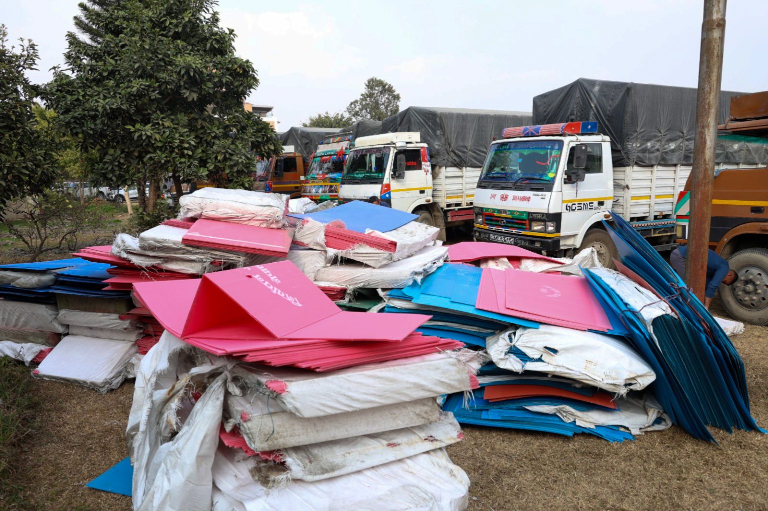 निर्वाचन सामग्रीहरू विभिन्न जिल्लामा पठाइँदै (तस्वीरहरु)