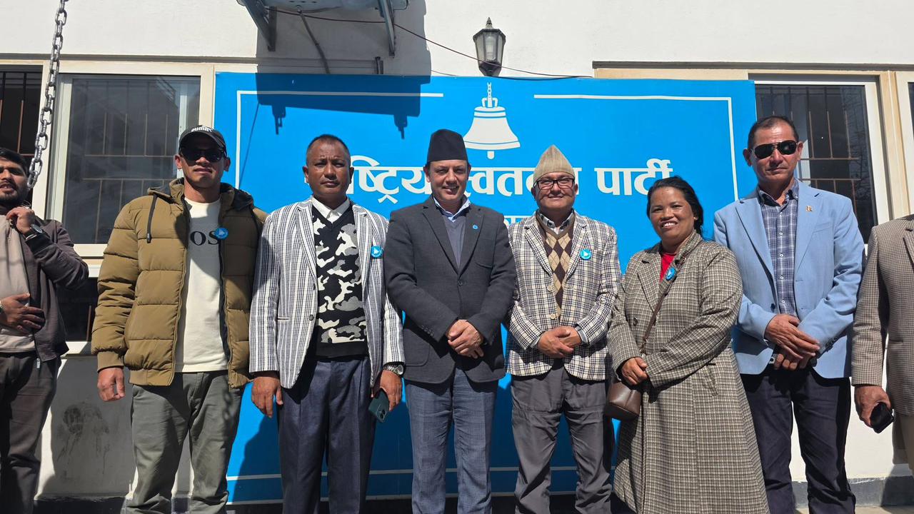एमाले संखुवासभाका युवा नेता तथा व्यवसायी सुजन श्रेष्ठ रास्वपामा प्रवेश