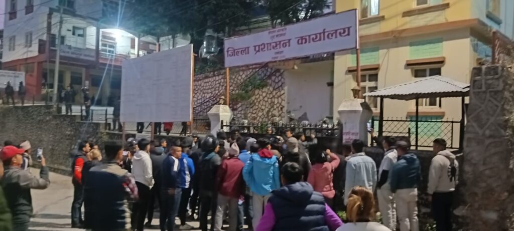 तामाकोशी बस दुर्घटना : प्रशासन–पीडितबीच ८ बुँदे सहमति, पोस्टमार्टम प्रक्रिया अघि बढ्ने