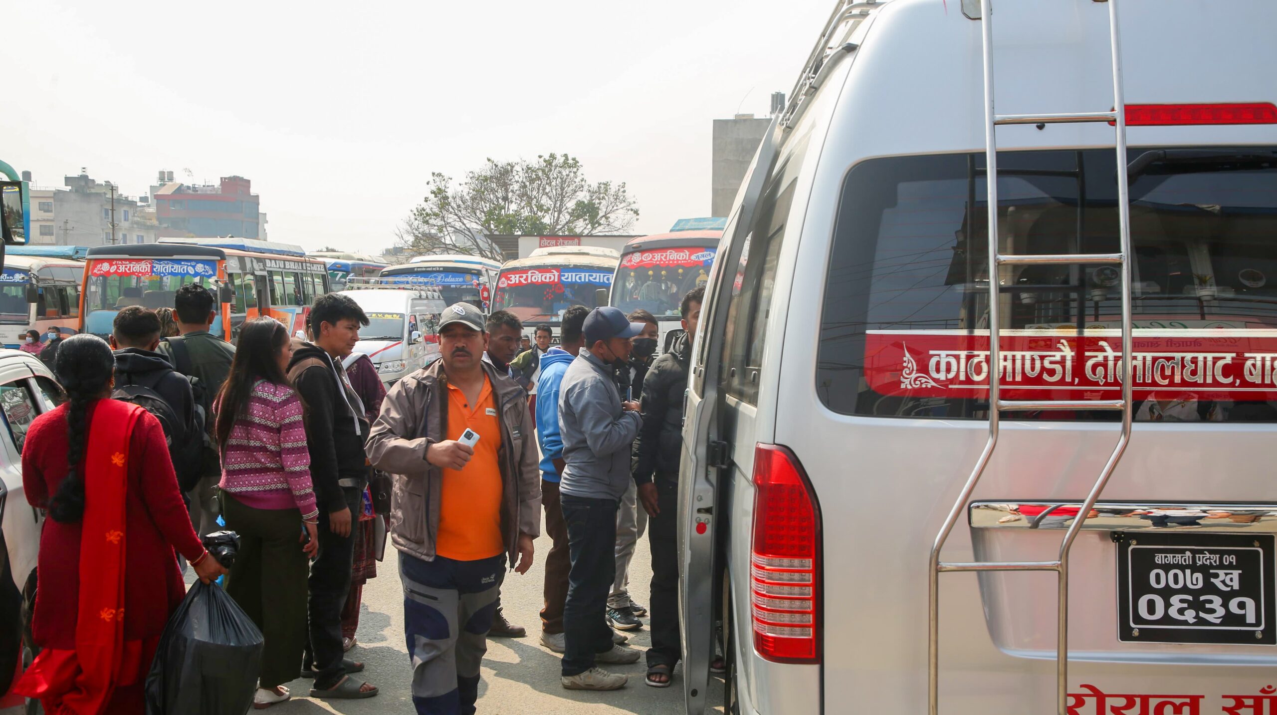निर्वाचनका लागि मतदाता गाउँ फर्किँदै (फोटोफिचर)
