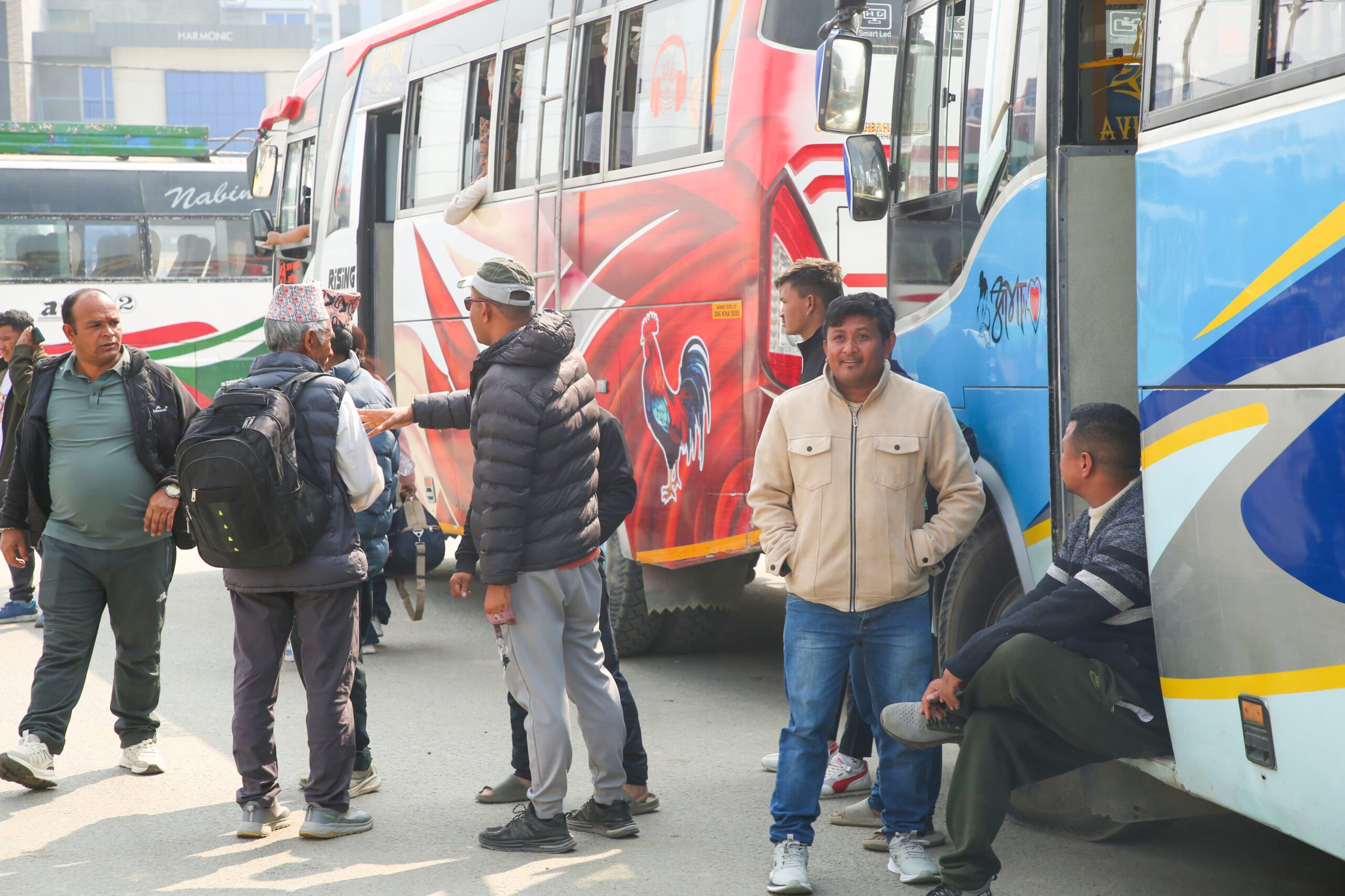निर्वाचनका लागि मतदाता गाउँ फर्किँदै (फोटोफिचर)