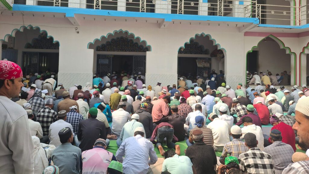 मुस्लिम धर्मावलम्बीले बकर इद मनाउँदै