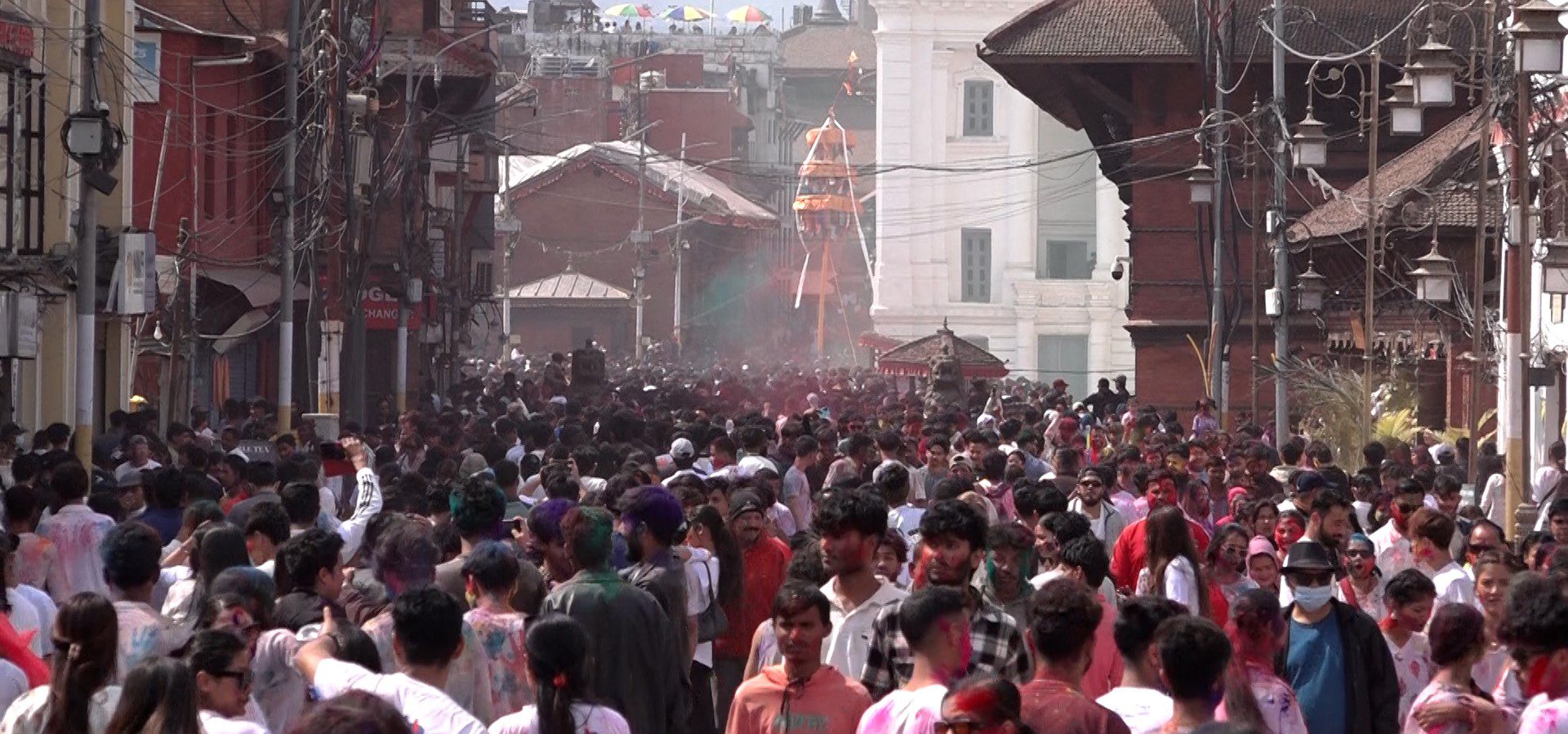 वसन्तपुरमा होलीको रौनक, विदेशी पर्यटक पनि रमाए (तस्वीरहरु)