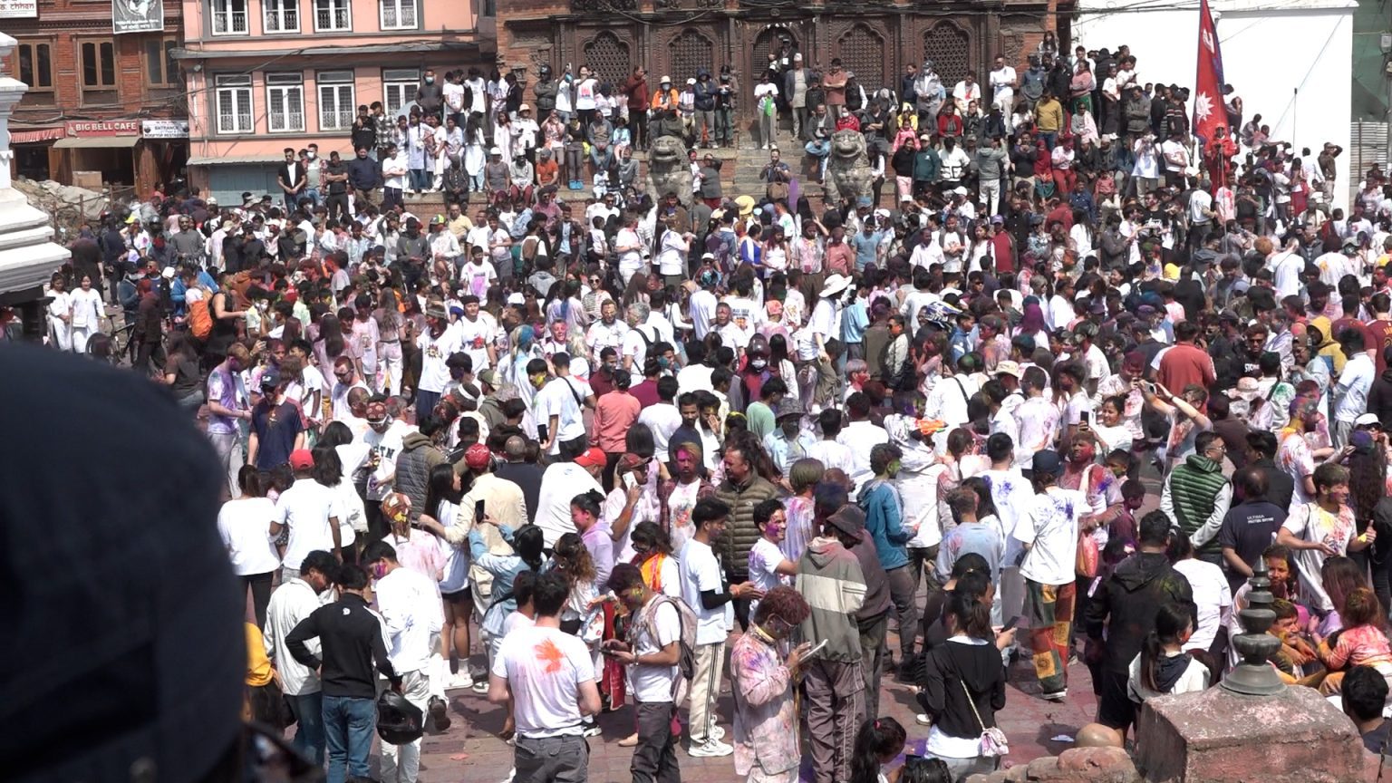 वसन्तपुरमा होलीको रौनक, विदेशी पर्यटक पनि रमाए (तस्वीरहरु)