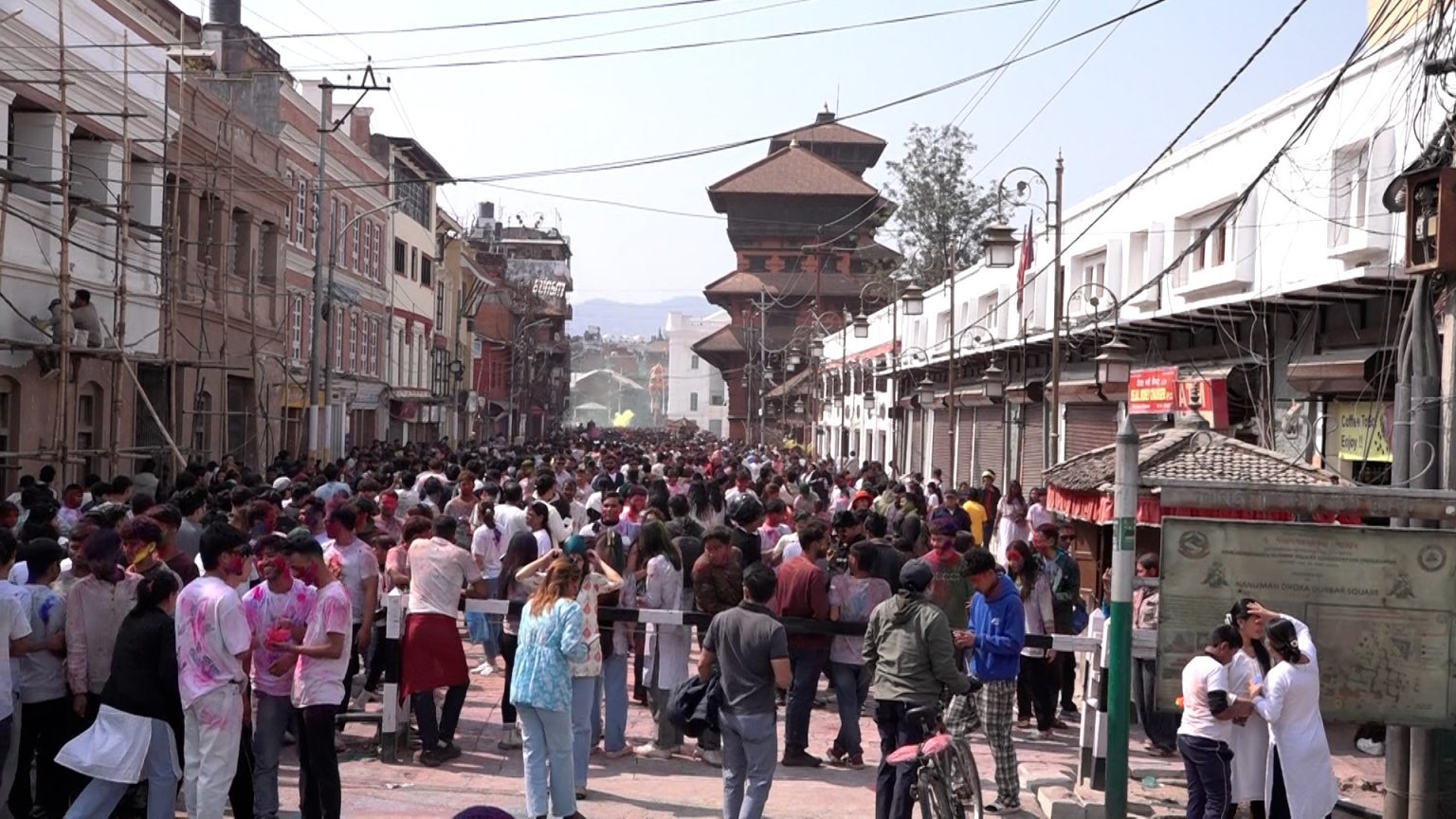 वसन्तपुरमा होलीको रौनक, विदेशी पर्यटक पनि रमाए (तस्वीरहरु)
