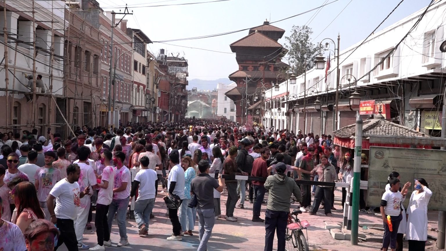 वसन्तपुरमा होलीको रौनक, विदेशी पर्यटक पनि रमाए (तस्वीरहरु)