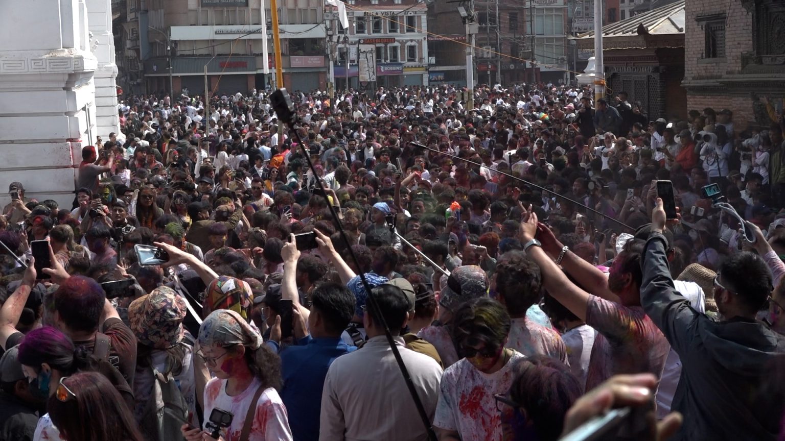 वसन्तपुरमा होलीको रौनक, विदेशी पर्यटक पनि रमाए (तस्वीरहरु)