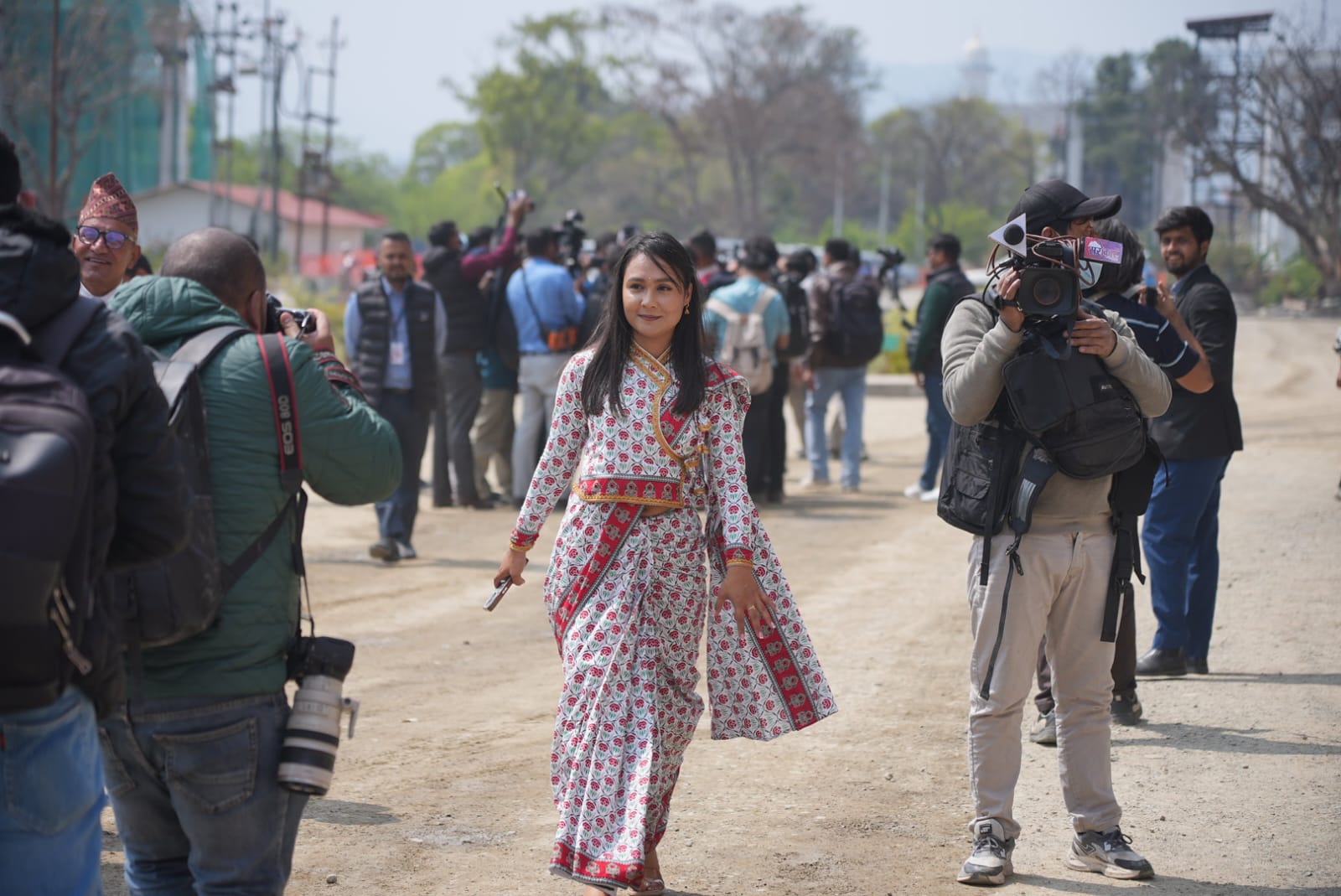 शपथका लागि सिंहदरबारमा नवनिर्वाचित सांसदहरू(तस्बिरहरु)