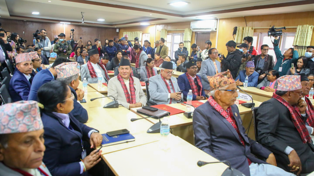 राष्ट्रियसभाका नवनिर्वाचित सदस्यहरूले लिए शपथ