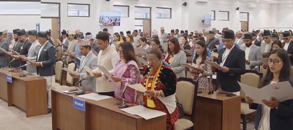 नवनिर्वाचित सांसदहरूले लिए शपथ