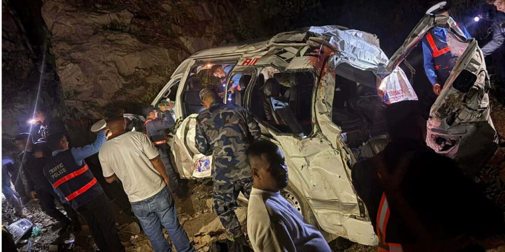 मनकामना दर्शन गरेर फर्किँदै गरेको माइक्रोबस दुर्घटना हुँदा ७ जनाको मृत्यु, मृतक सबै भारतीय