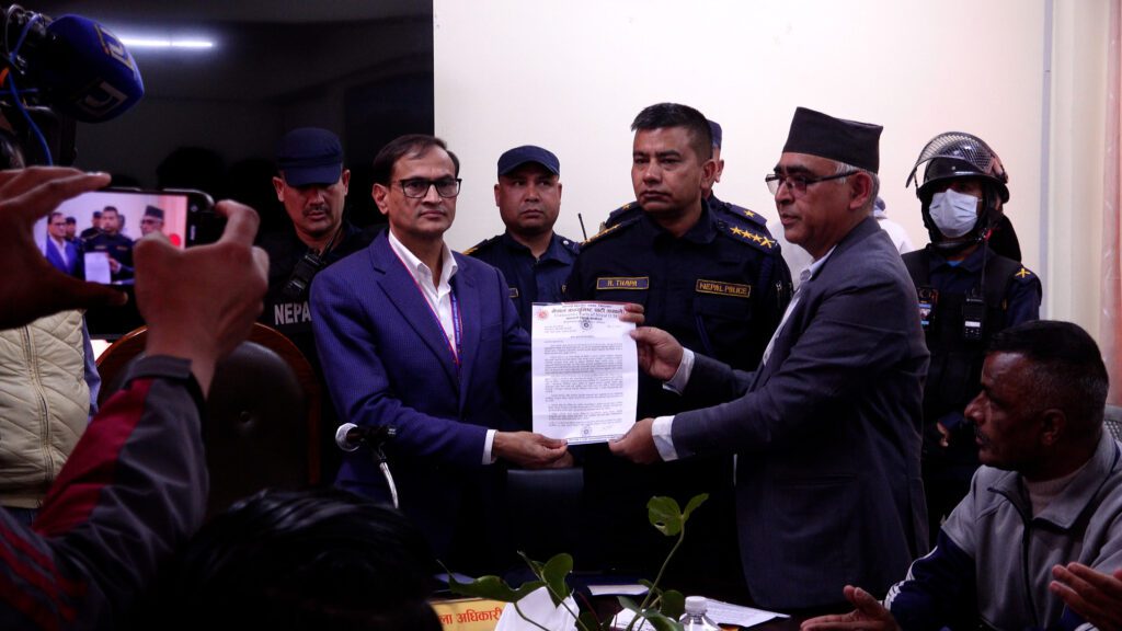 एमालेले ओलीको रिहाइको मागसहित काठमाडौका सीडीओलाई बुझायो ज्ञापनपत्र