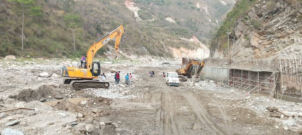 वर्षासँगै रोशी खोलामा बाढी, बीपी राजमार्ग पुनः बन्द