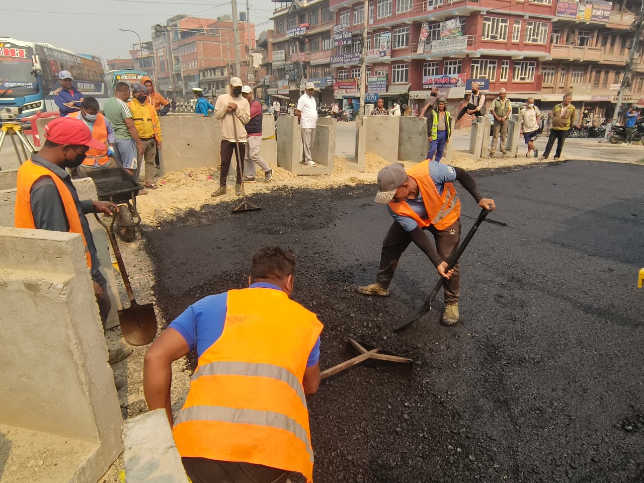सूर्यविनायक–जगाती सडकखण्डमा कालोपत्रे धमाधम (तस्वीरहरु)