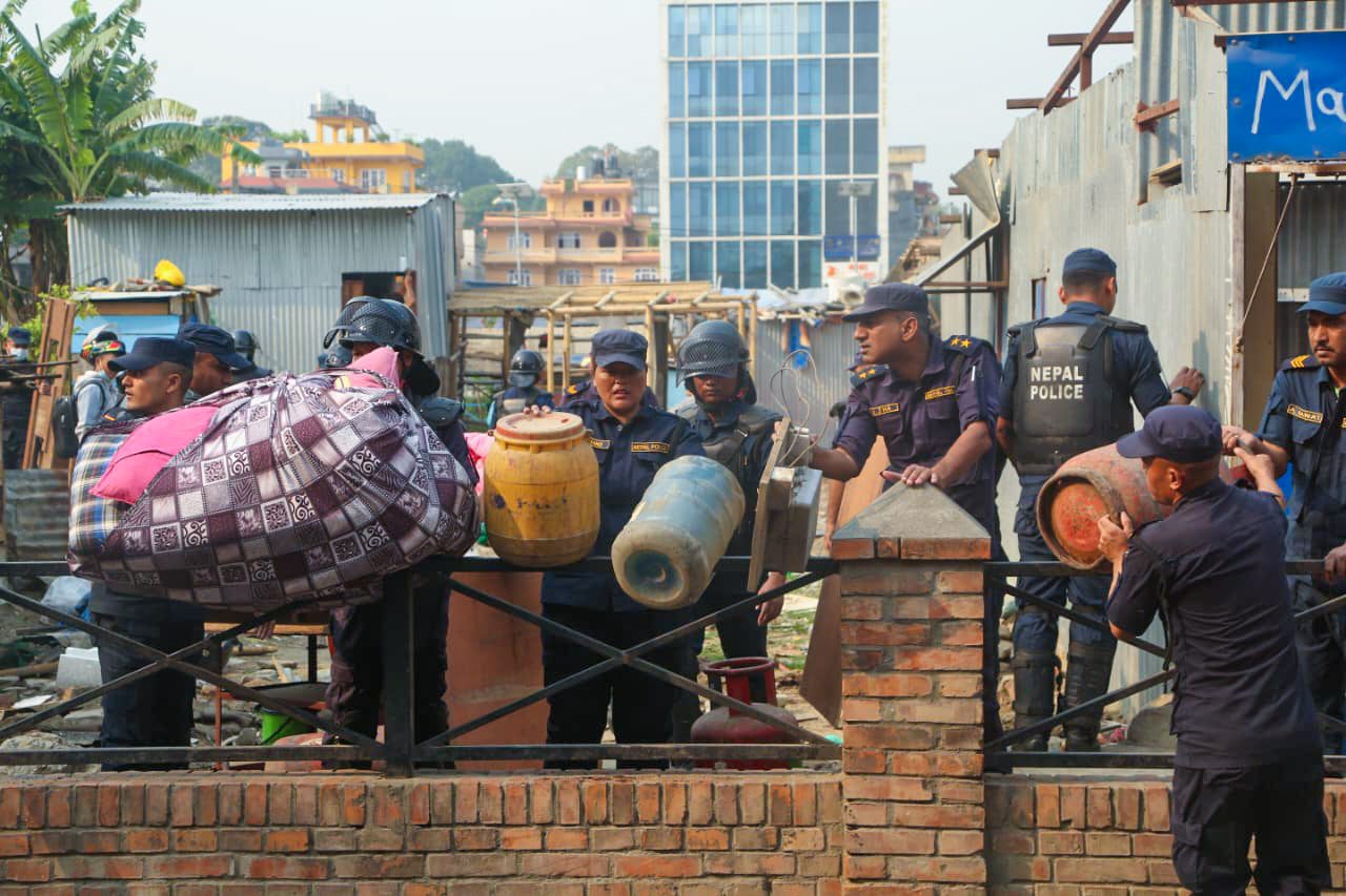 सुकुम्बासी बस्ती खाली गराउन सहयोग गर्दै प्रहरी जवान (तस्वीरहरु)
