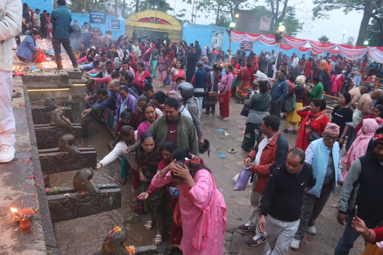 मातातीर्थमा बिहानैदेखि भक्तजनको घुइँचो (तस्वीरहरु)