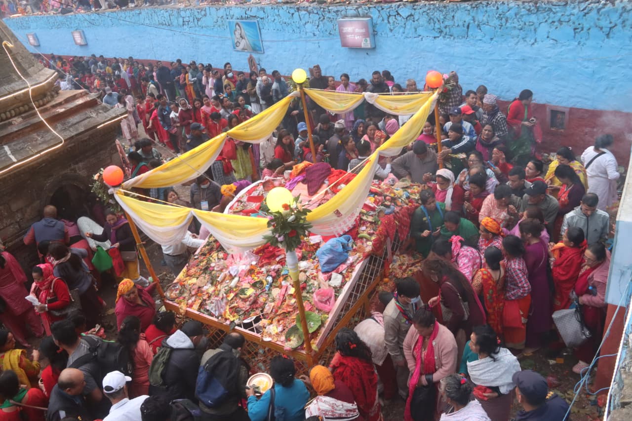 मातातीर्थमा बिहानैदेखि भक्तजनको घुइँचो (तस्वीरहरु)