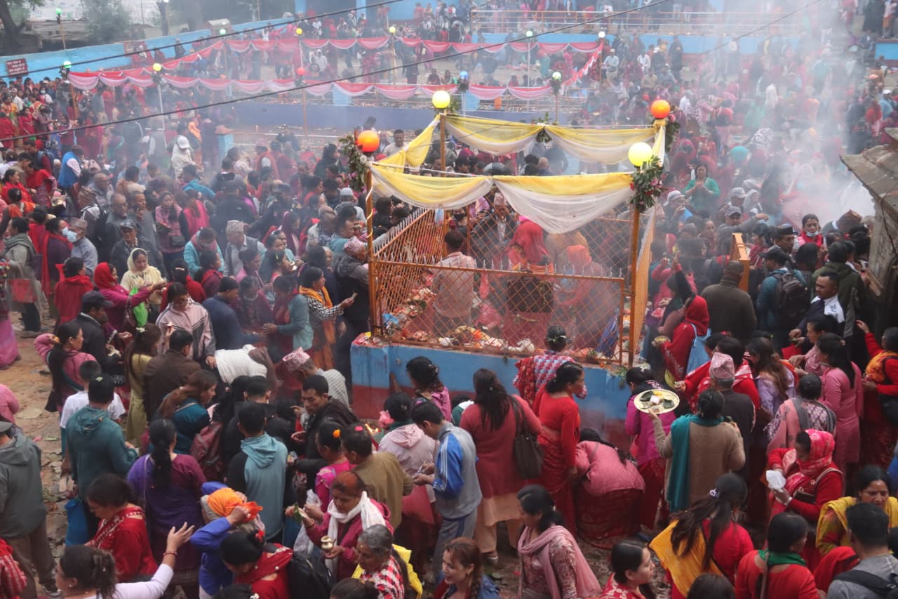 मातातीर्थमा बिहानैदेखि भक्तजनको घुइँचो (तस्वीरहरु)
