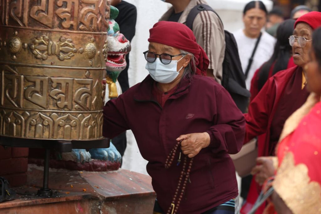 बुद्ध जयन्तीमा बौद्ध स्तुपामा भक्तजन (तस्वीरहरु)