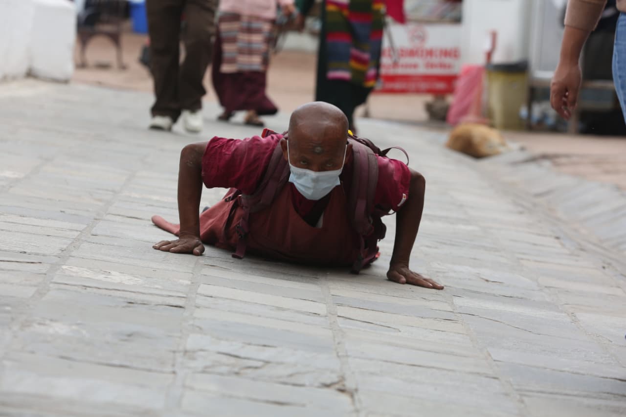 बुद्ध जयन्तीमा बौद्ध स्तुपामा भक्तजन (तस्वीरहरु)