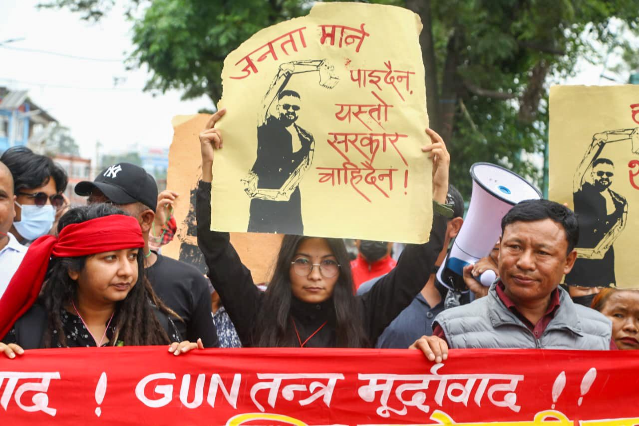 ‘गणतन्त्र जिन्दावाद, GUN तन्त्र मुर्दावाद’ भन्दै माइतीघरमा प्रदर्शन (तस्वीरहरू)