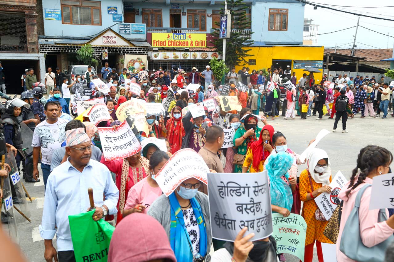 ‘गणतन्त्र जिन्दावाद, GUN तन्त्र मुर्दावाद’ भन्दै माइतीघरमा प्रदर्शन (तस्वीरहरू)