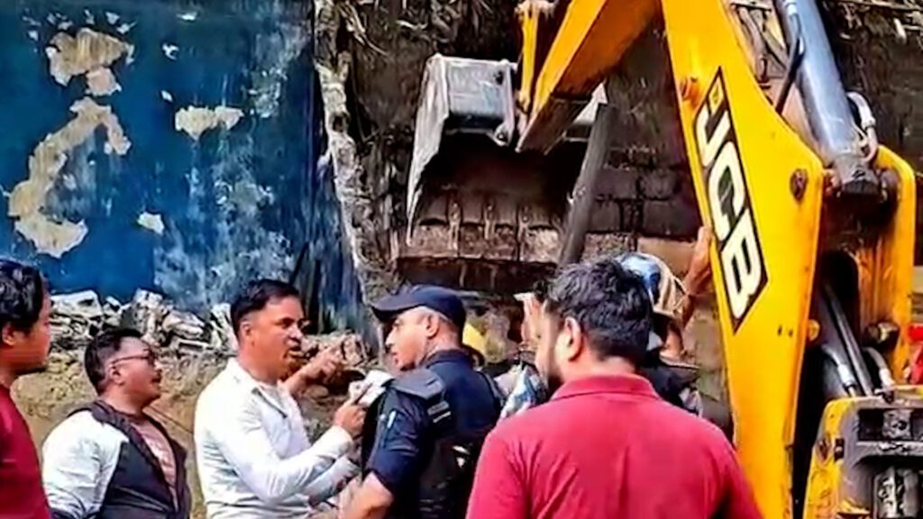 टौंडा–पथलैया खण्डको बस्तीमा डोजर चल्यो, ७० बढी होटल व्यवसायी विस्थापित