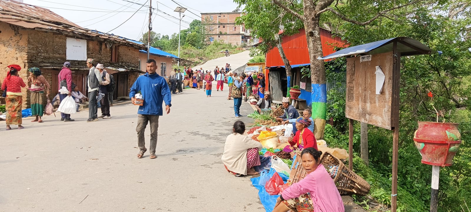 घट्दै हाटबजार, हराउँदै स्थानीय उत्पादनको रौनक