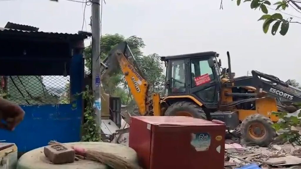 हेटौंडामा डोजर चल्यो, स्थानीय आक्रोशित