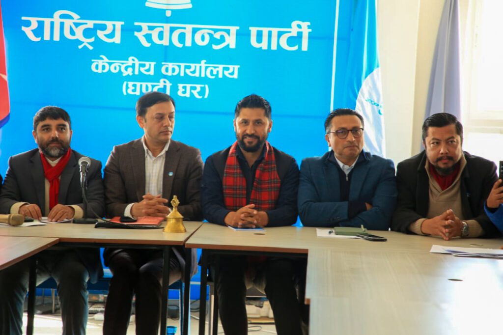 रास्वपा सांसदहरूसँग सामूहिक छलफल गर्दै सभापति रवि लामिछाने