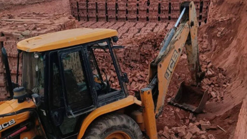 सर्लाहीमा इट्टा भट्टाको चाङ खस्दा तीन जना मजदुरको मृत्यु, दुई जना घाइते