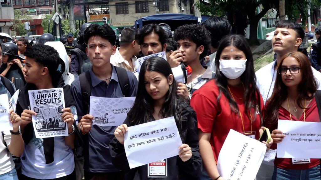 कक्षा १२ को नतिजाप्रति असन्तुष्टि जनाउँदै विद्यार्थीहरूको विरोध प्रदर्शन