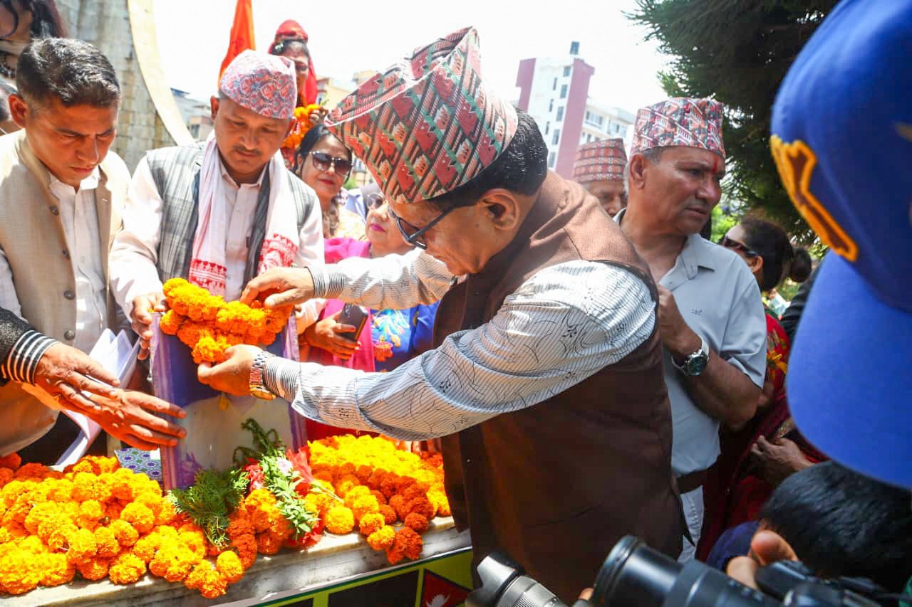 राजा वीरेन्द्रको २५ औँ स्मृतिमा माल्यार्पण (तस्वीरहरू)