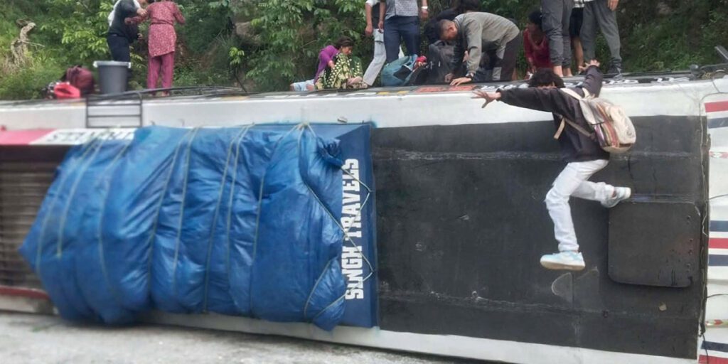 बाजुरामा बस दुर्घटना हुँदा २४ जना घाइते