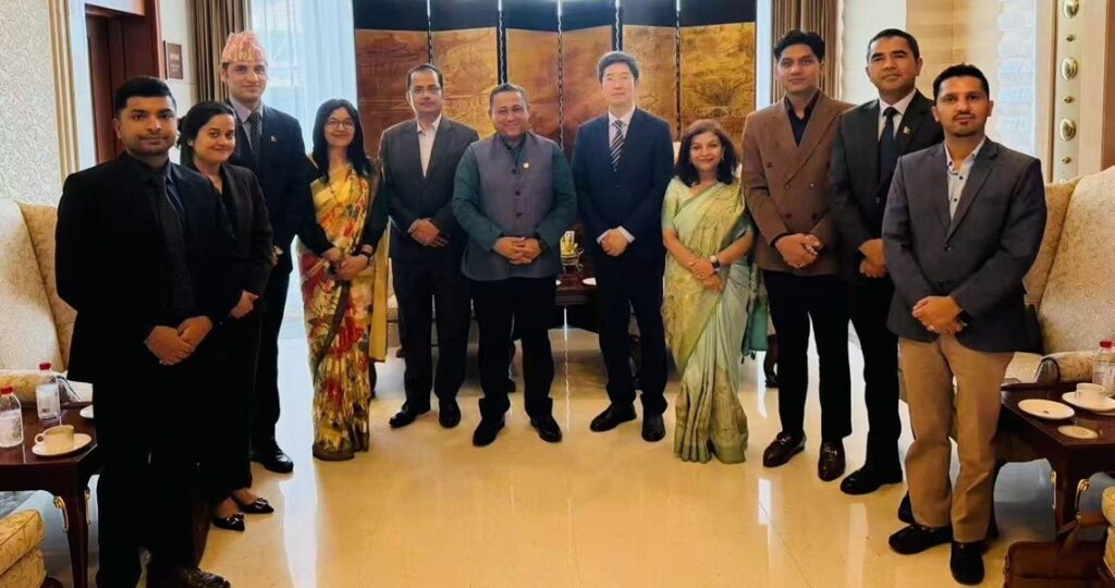 चीन भ्रमणका लागि बेइजिङ पुगे परराष्ट्रमन्त्री खनाल