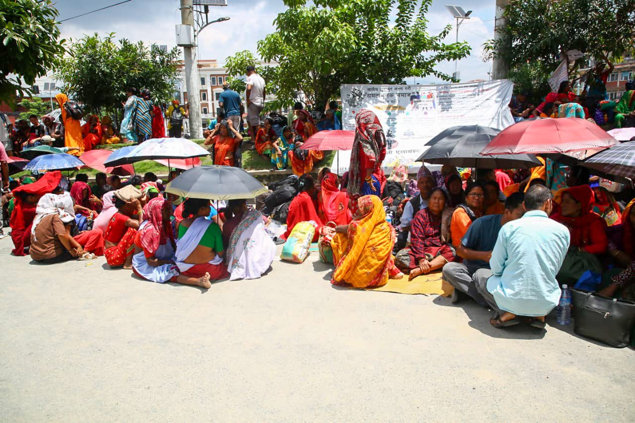 माईतीघरमा लघुवित्त पिडितहरुको सामुहिक आमरण अनसन (तस्विरसहित)